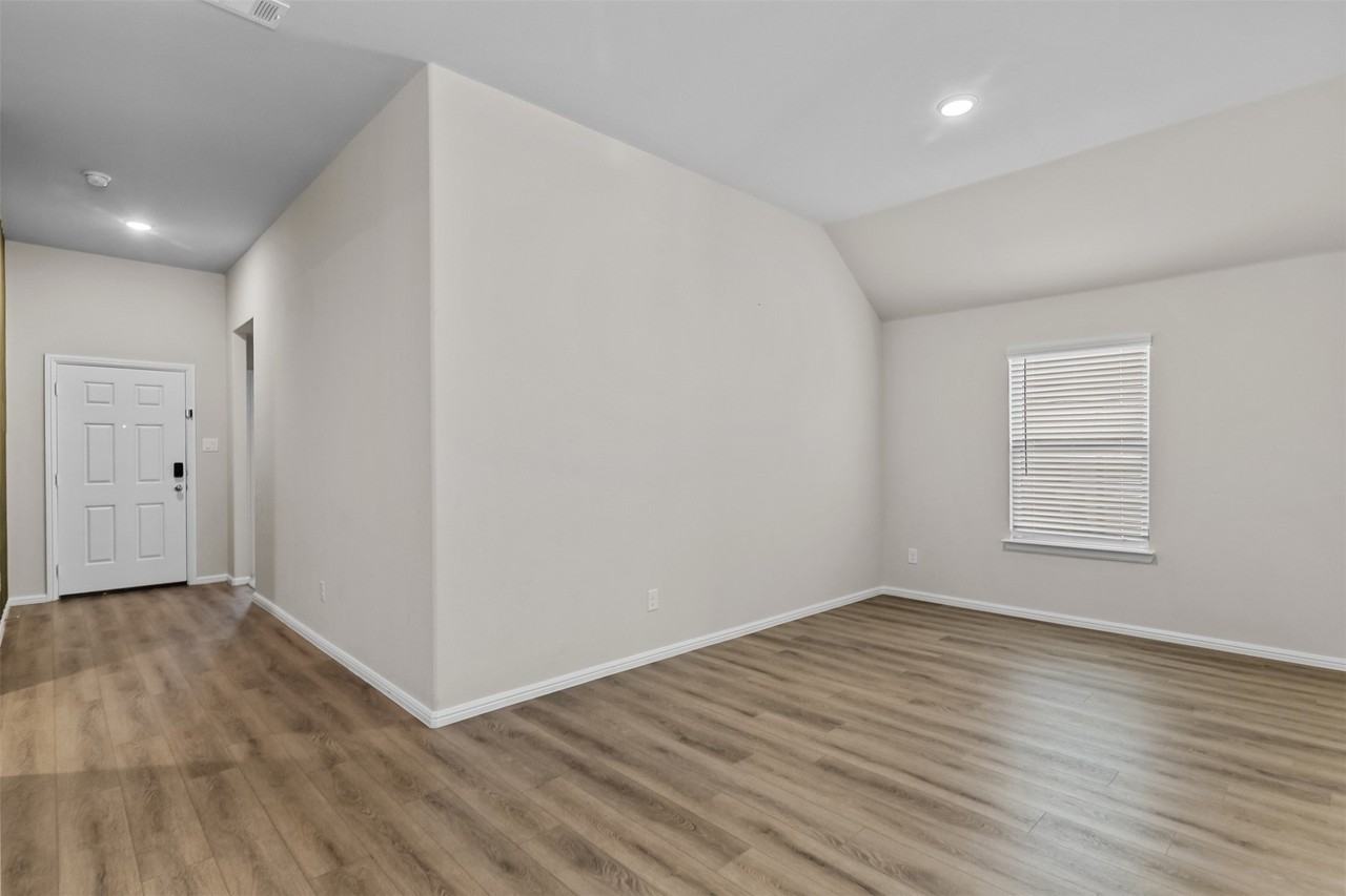 1137 Chandler Dr - Photo 2 of 30
