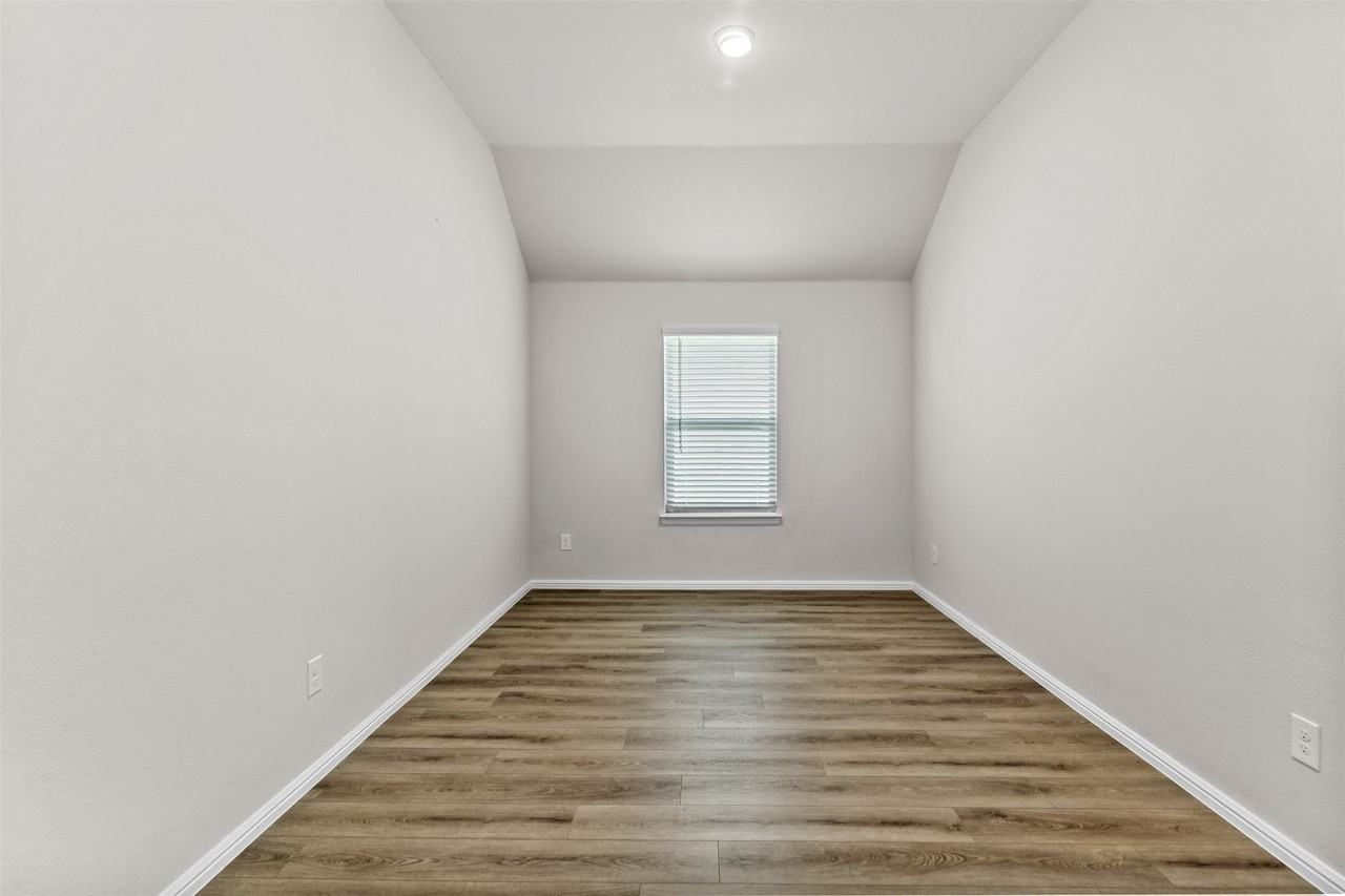 1137 Chandler Dr - Photo 3 of 30