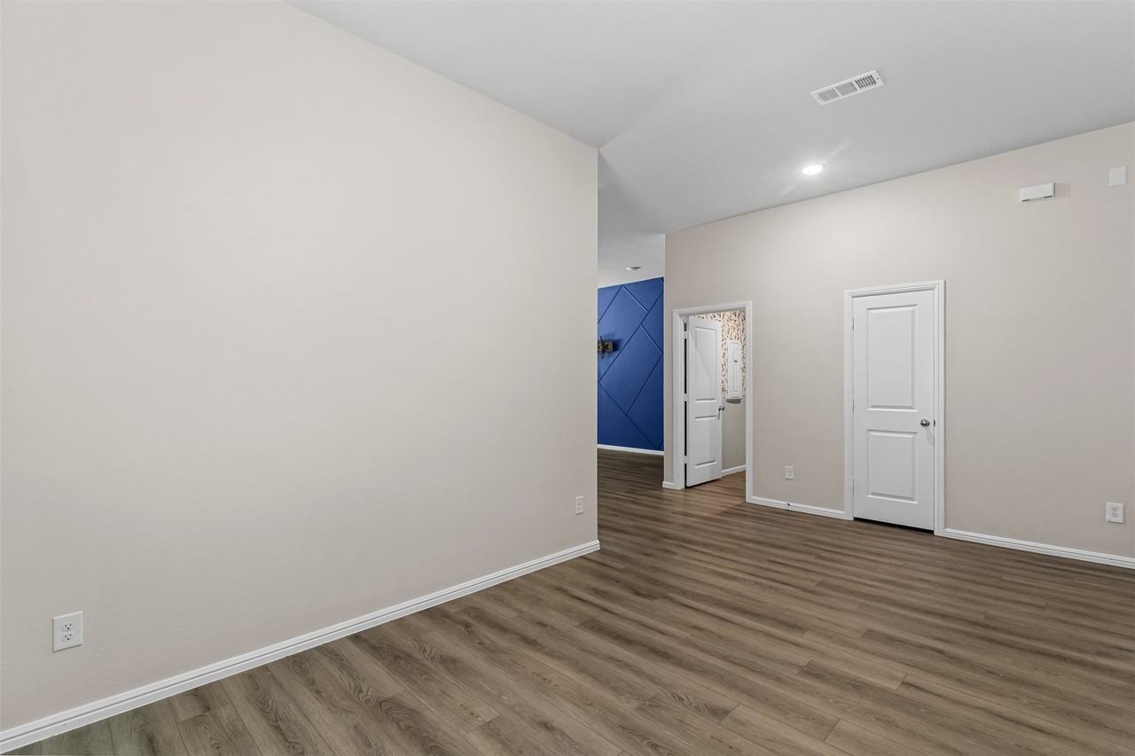 1137 Chandler Dr - Photo 4 of 30