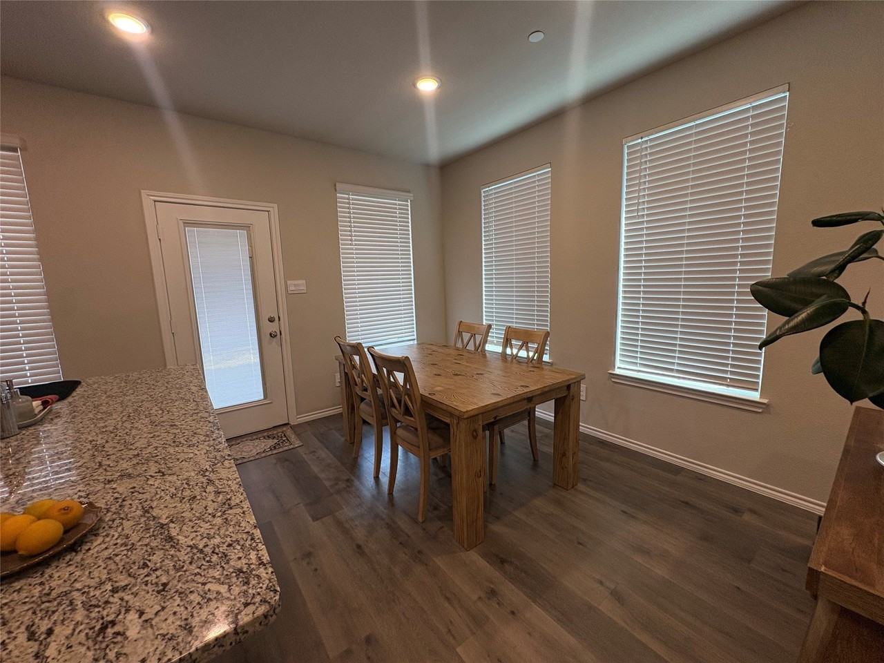 3222 Hampton Dr - Photo 6 of 14