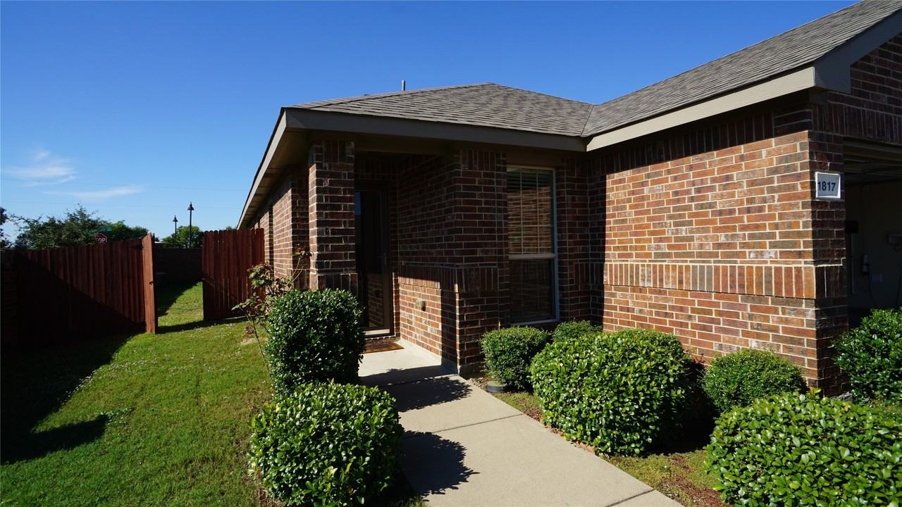 1817 Berrywood Dr - Photo 2 of 19