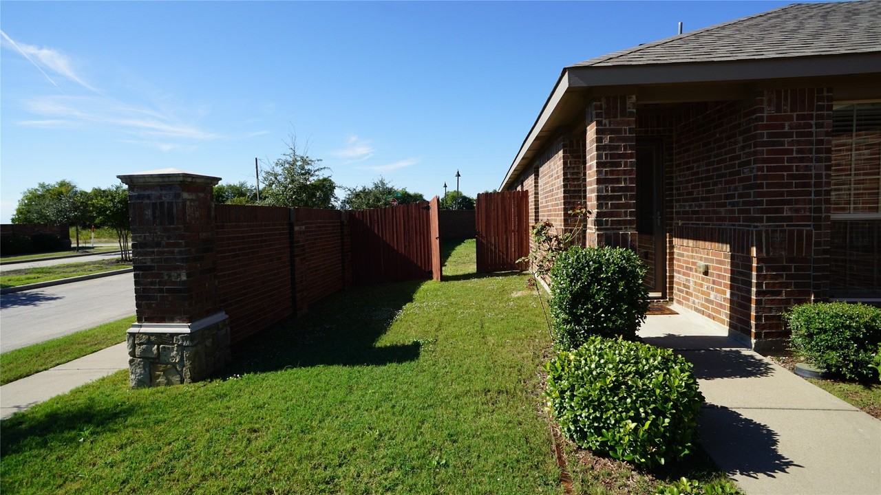 1817 Berrywood Dr - Photo 3 of 19