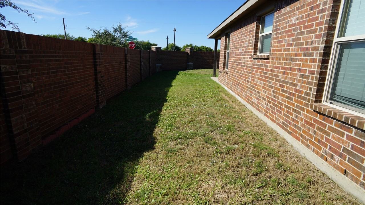 1817 Berrywood Dr - Photo 4 of 19