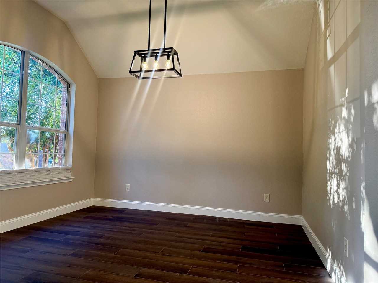2113 Fountain Dr - Photo 2 of 18