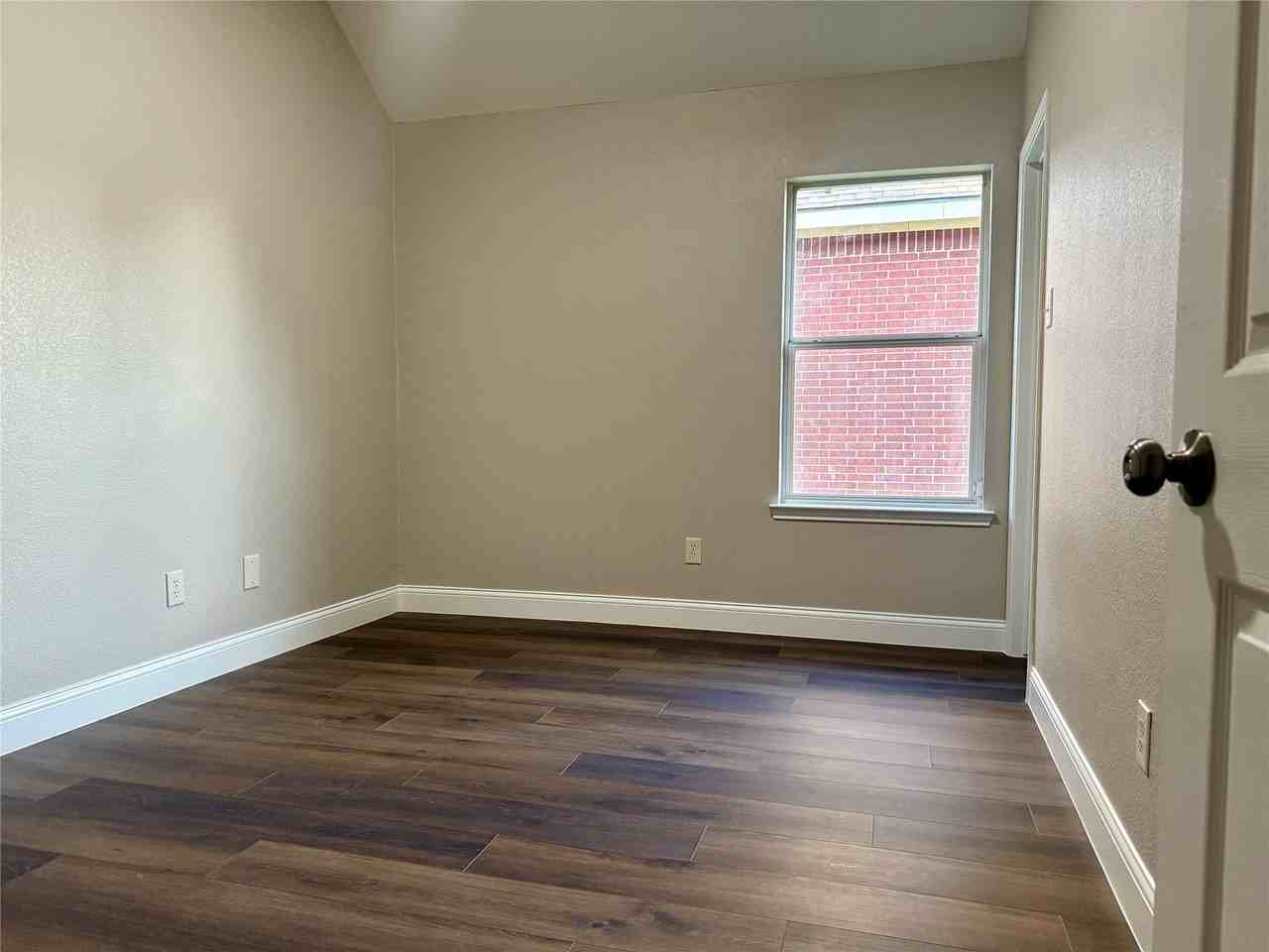 2113 Fountain Dr - Photo 4 of 18