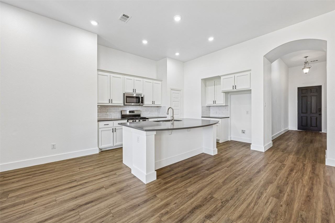 1506 Calcot Ln - Photo 5 of 31
