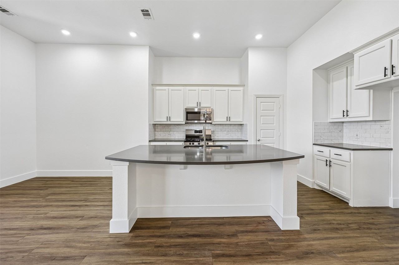 1506 Calcot Ln - Photo 6 of 31
