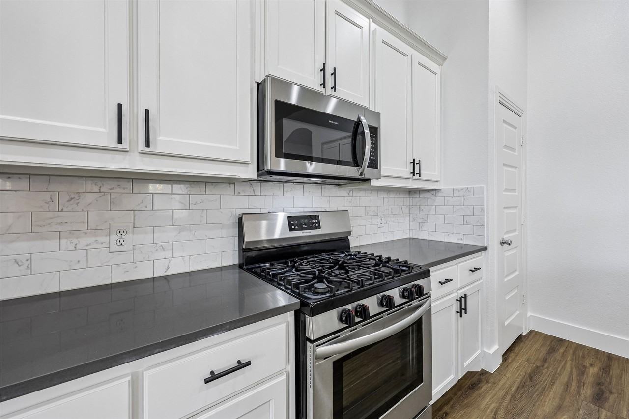 1506 Calcot Ln - Photo 7 of 31
