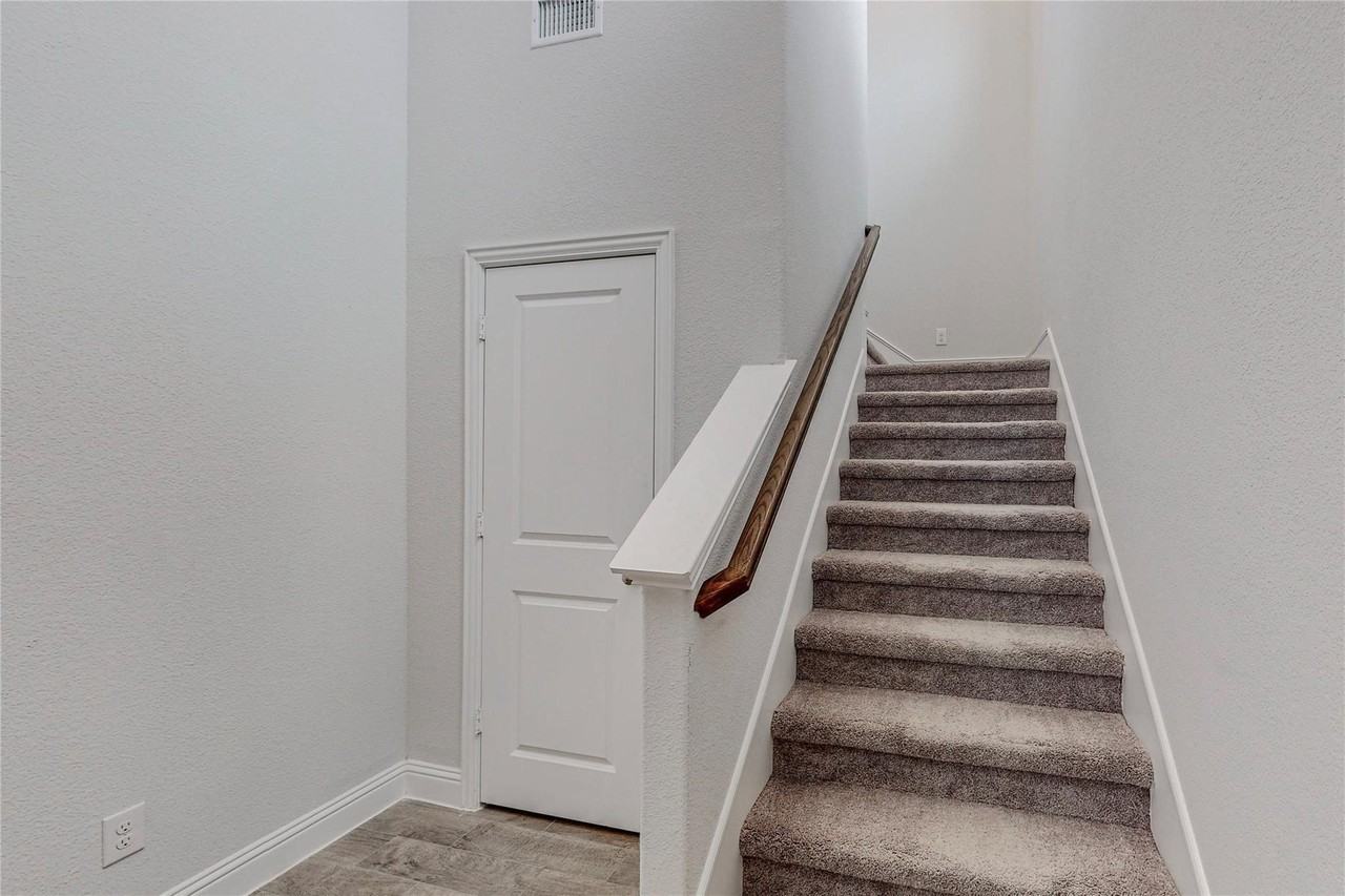 961 Waterview Dr - Photo 4 of 40