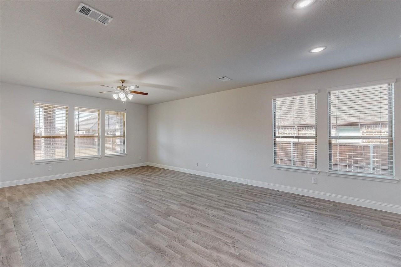 961 Waterview Dr - Photo 5 of 40