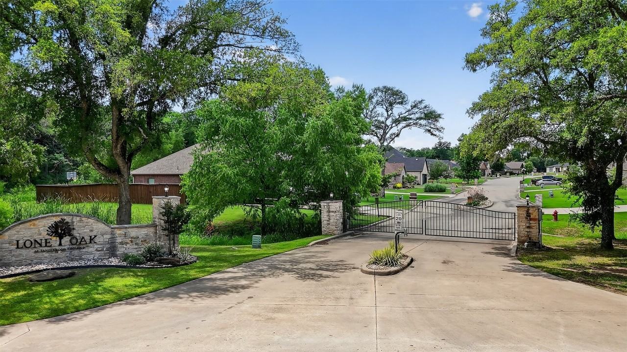 38 Lone Oak Blvd