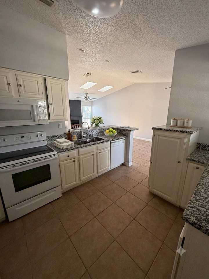 2105 Maplewood Trl - Photo 3 of 16