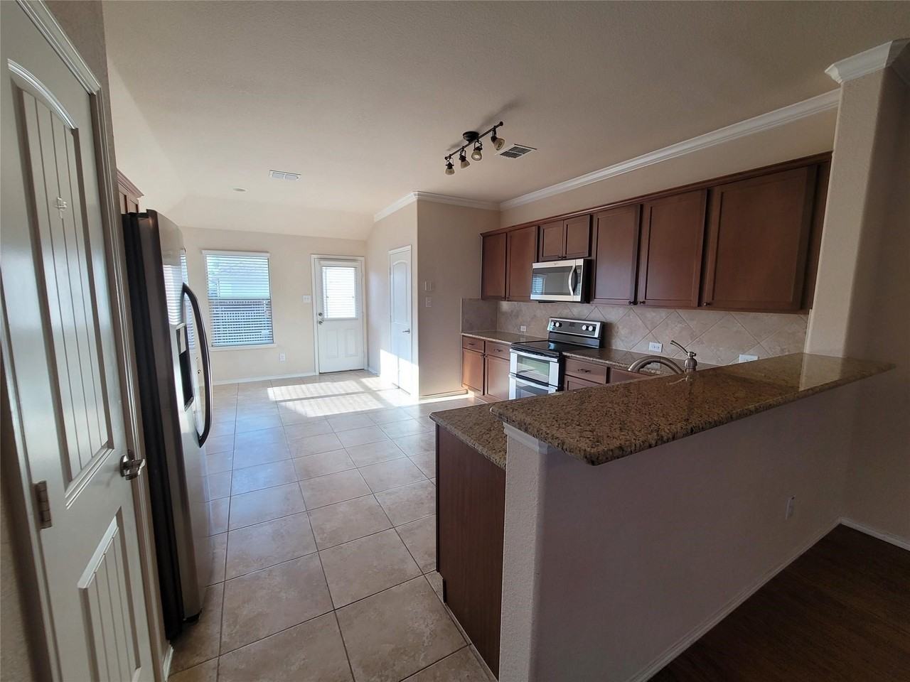 8913 Eastwood Ave - Photo 4 of 21