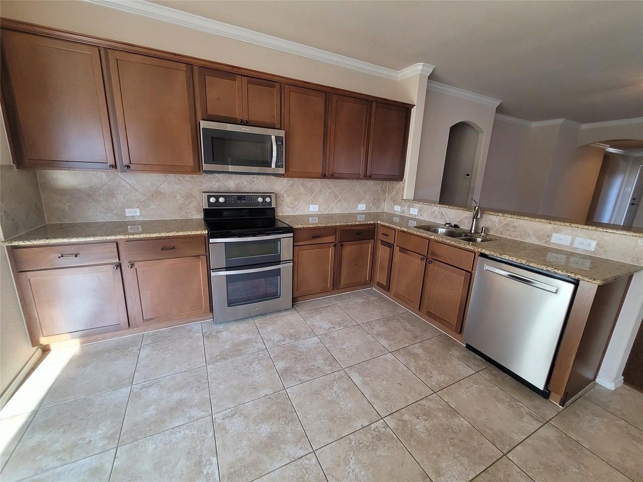 8913 Eastwood Ave - Photo 5 of 21