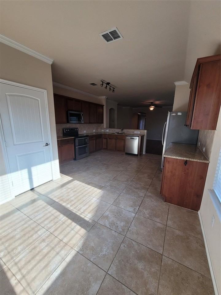 8913 Eastwood Ave - Photo 6 of 21