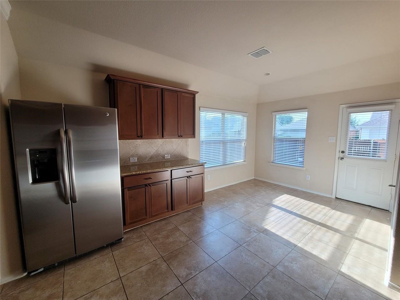 8913 Eastwood Ave - Photo 7 of 21