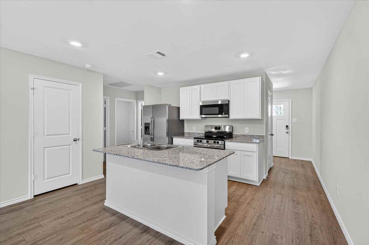 1818 Potomac Ln - Photo 5 of 25