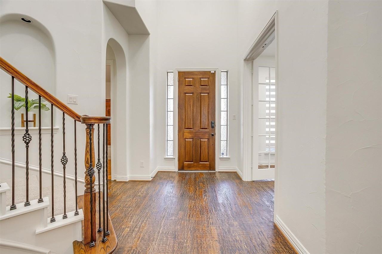 8201 Choctaw Ln - Photo 3 of 37