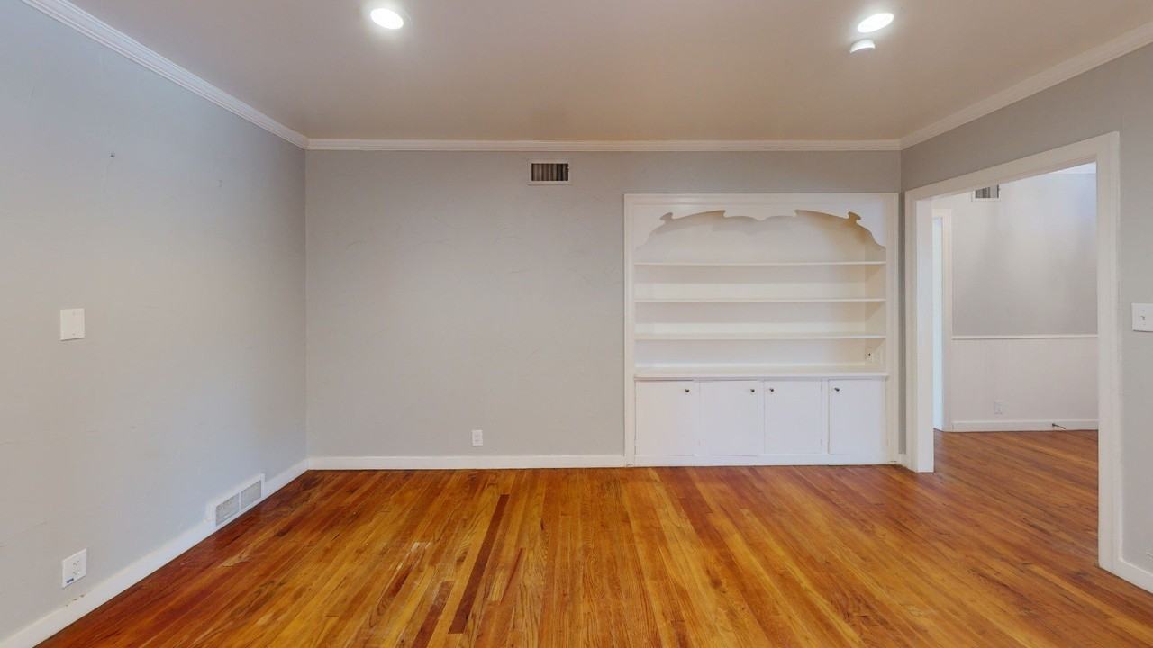 2010 N Locust St - Photo 6 of 21