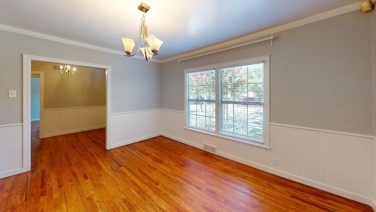 2010 N Locust St - Photo 7 of 21