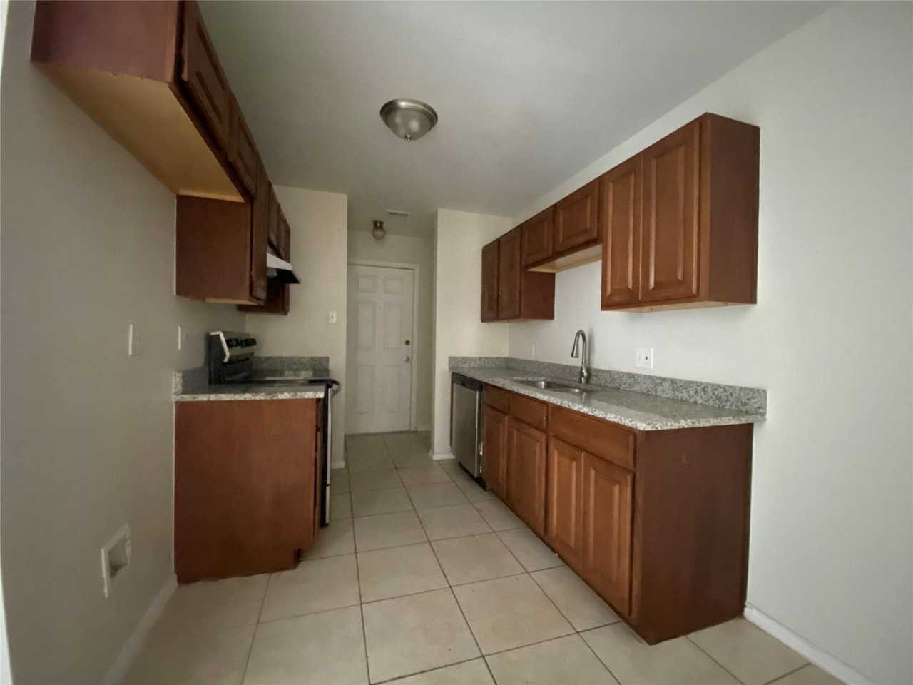 1816 Bessie St - Photo 5 of 31