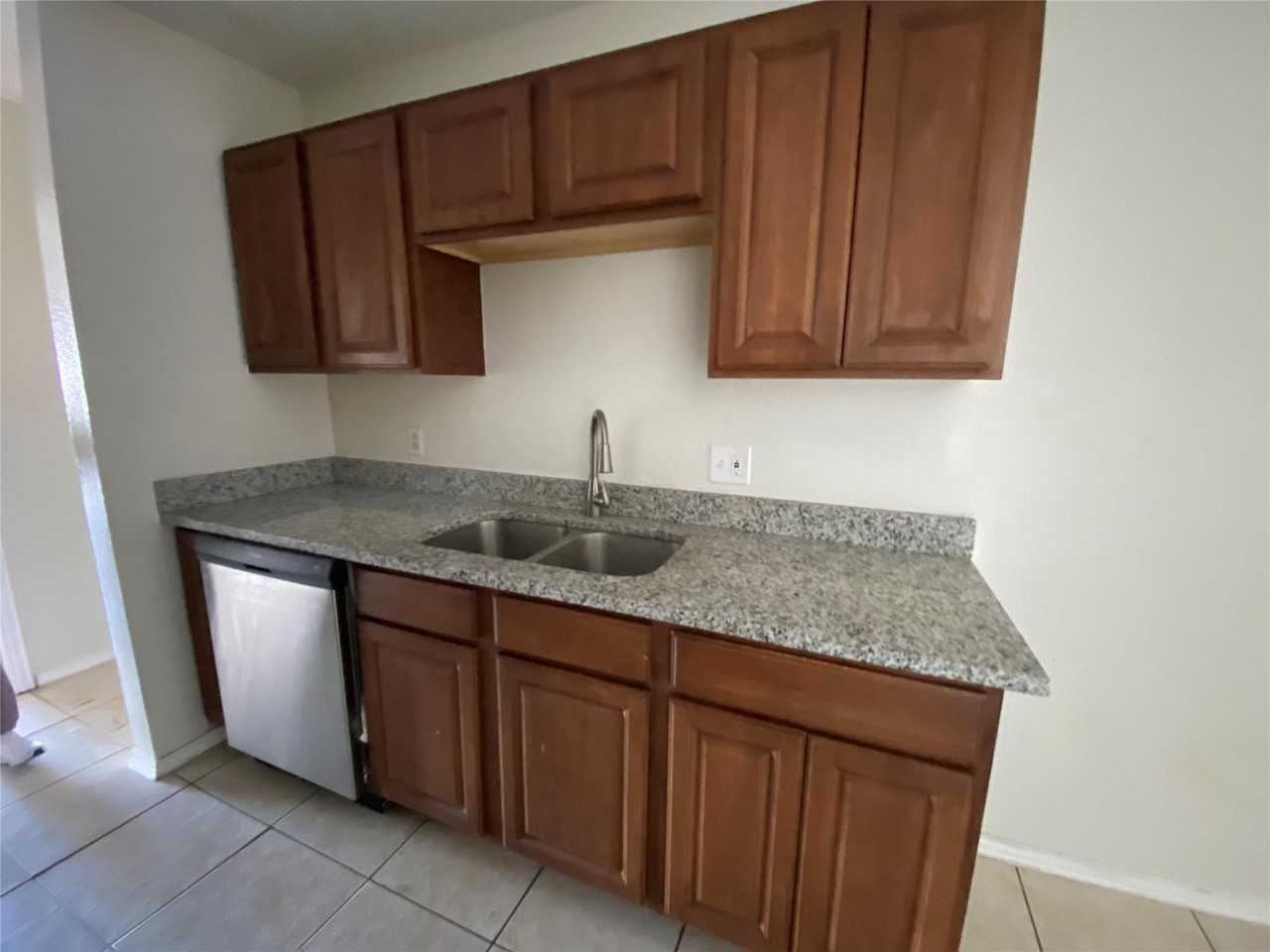 1816 Bessie St - Photo 6 of 31