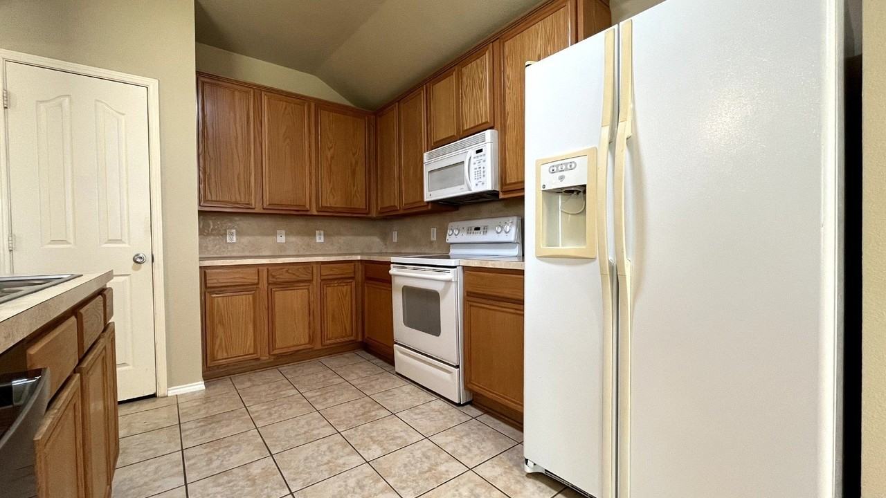 233 Niagara Falls Dr - Photo 2 of 28