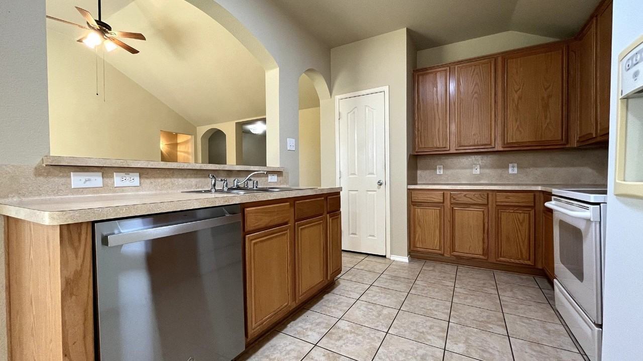 233 Niagara Falls Dr - Photo 3 of 28