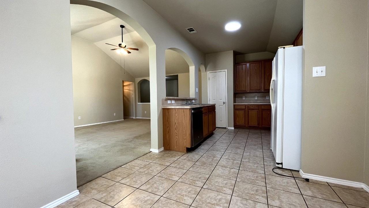 233 Niagara Falls Dr - Photo 4 of 28