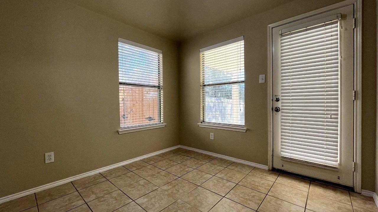 233 Niagara Falls Dr - Photo 5 of 28