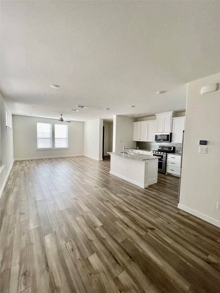 320 Spring Hill Rd - Photo 4 of 23