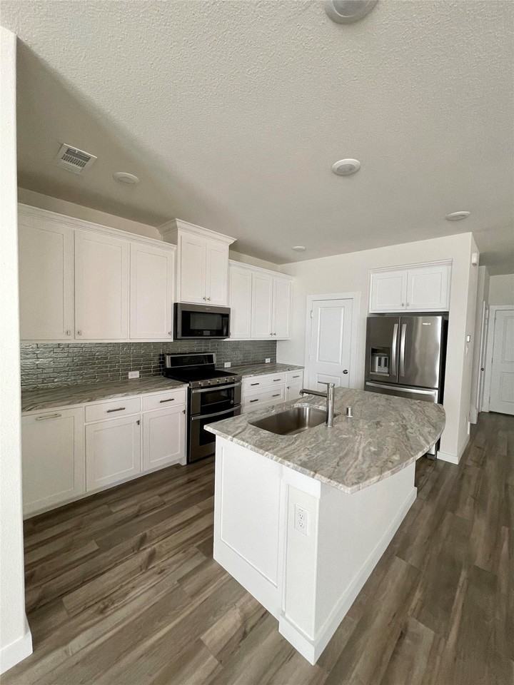 320 Spring Hill Rd - Photo 5 of 23