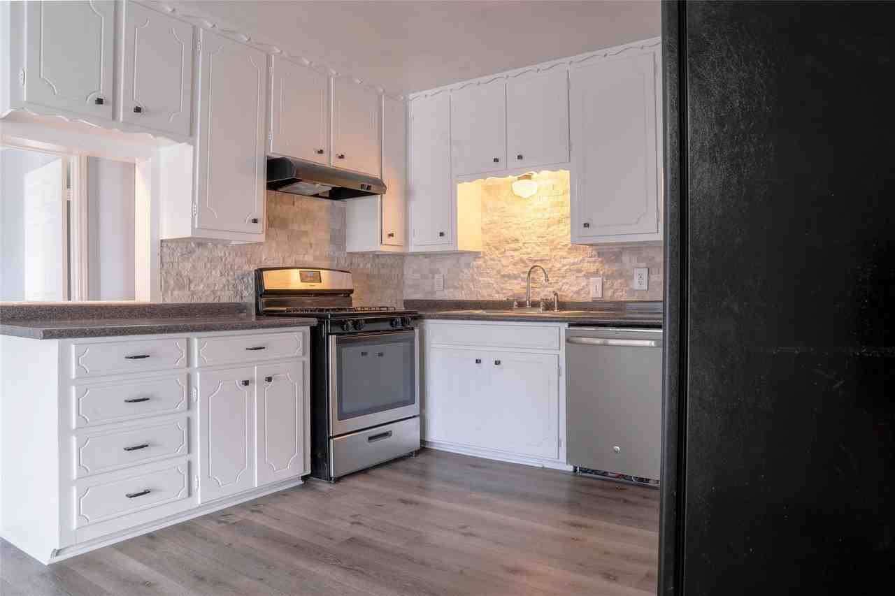 6627 Onyx Dr N - Photo 5 of 15