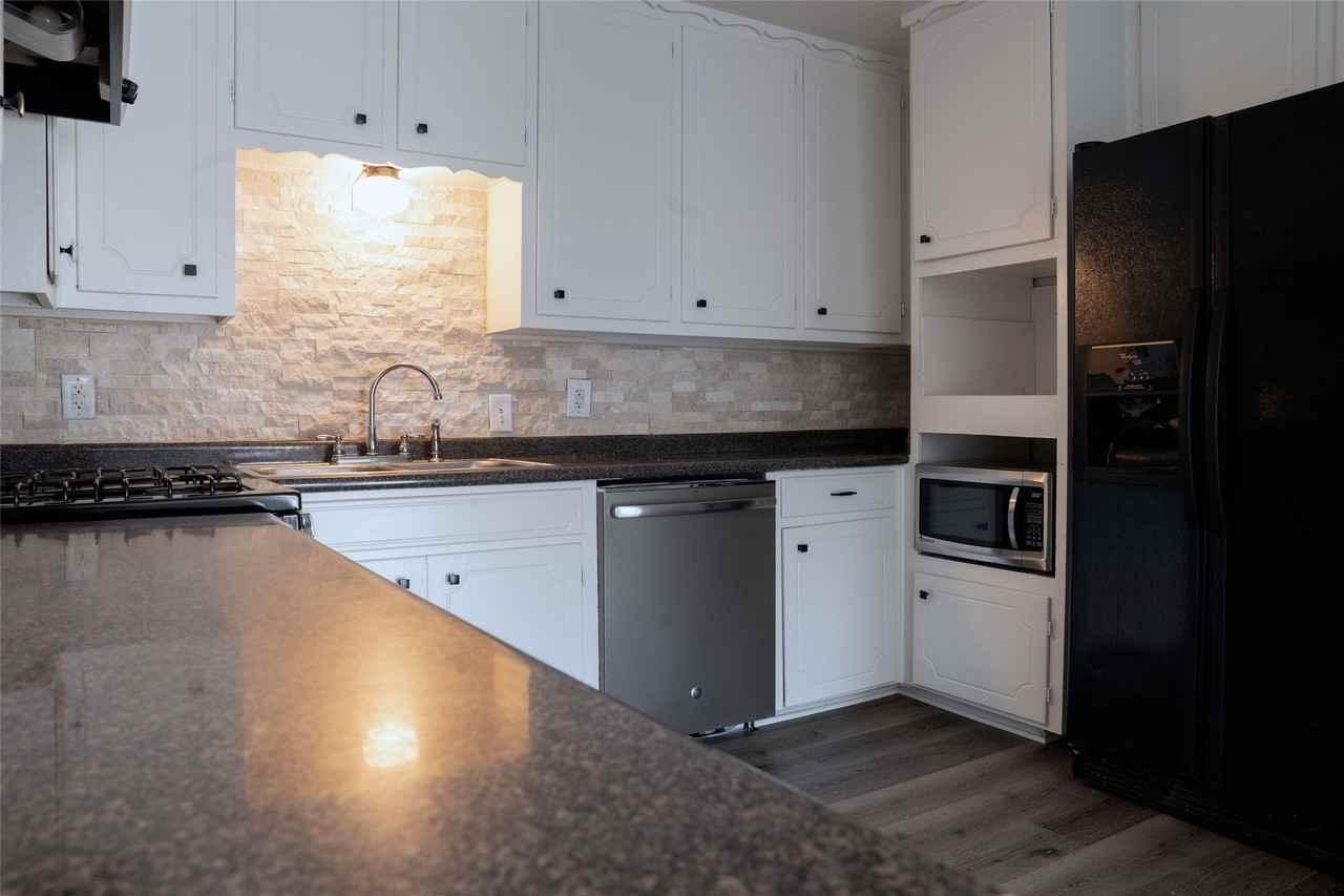 6627 Onyx Dr N - Photo 6 of 15