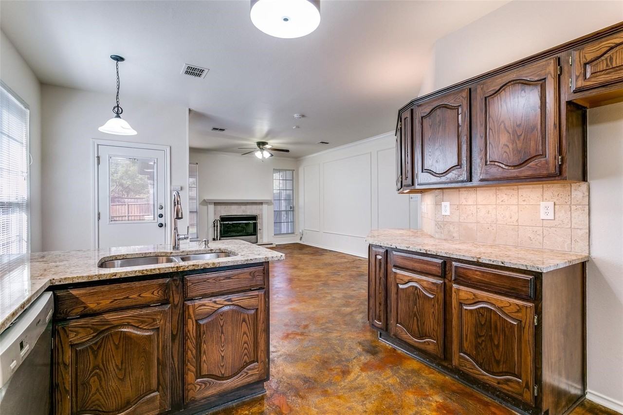 1649 Bennington Dr - Photo 4 of 27