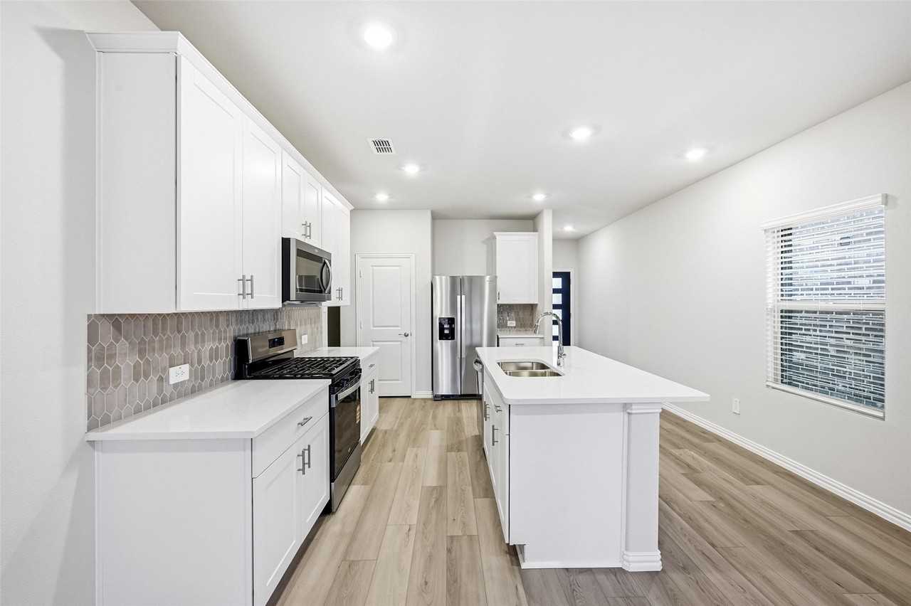 523 Blanton St - Photo 2 of 19