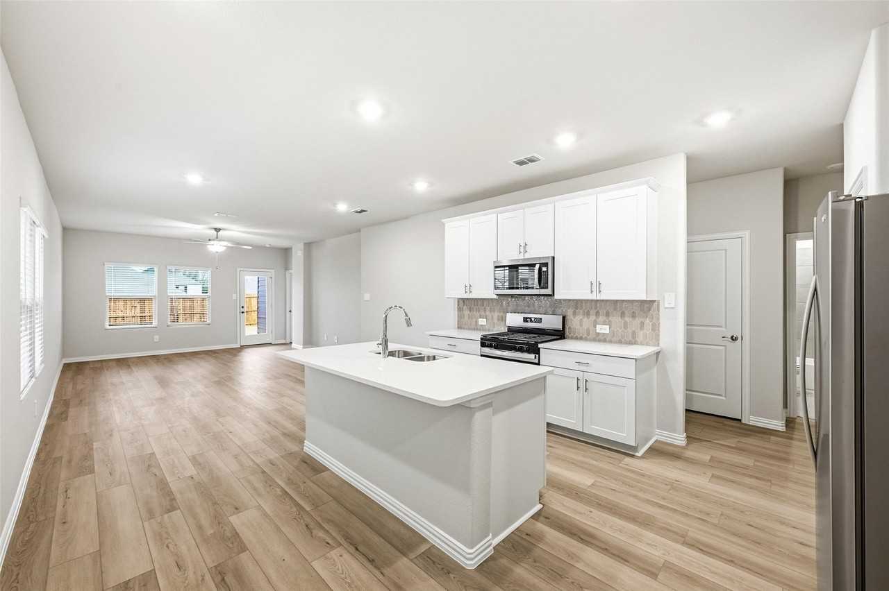 523 Blanton St - Photo 3 of 19
