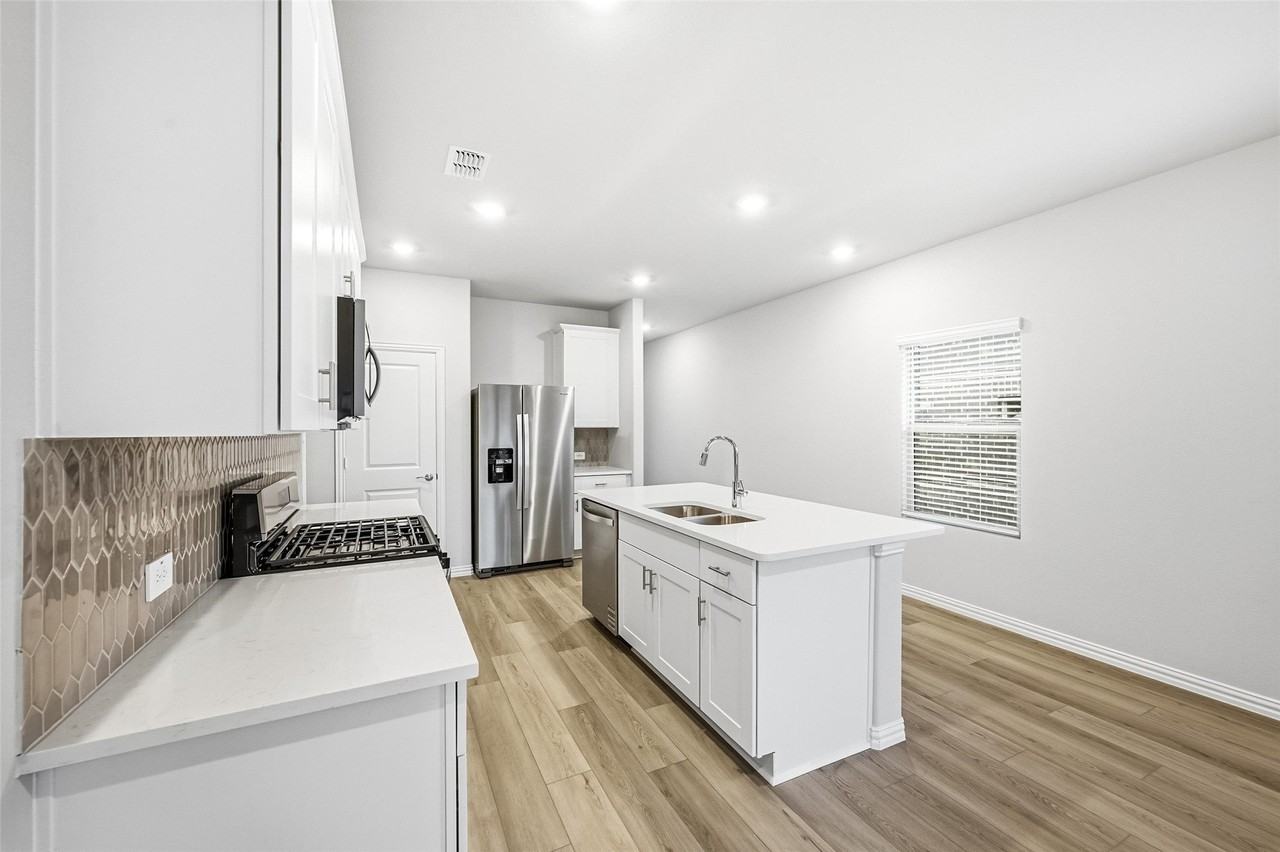 523 Blanton St - Photo 4 of 19