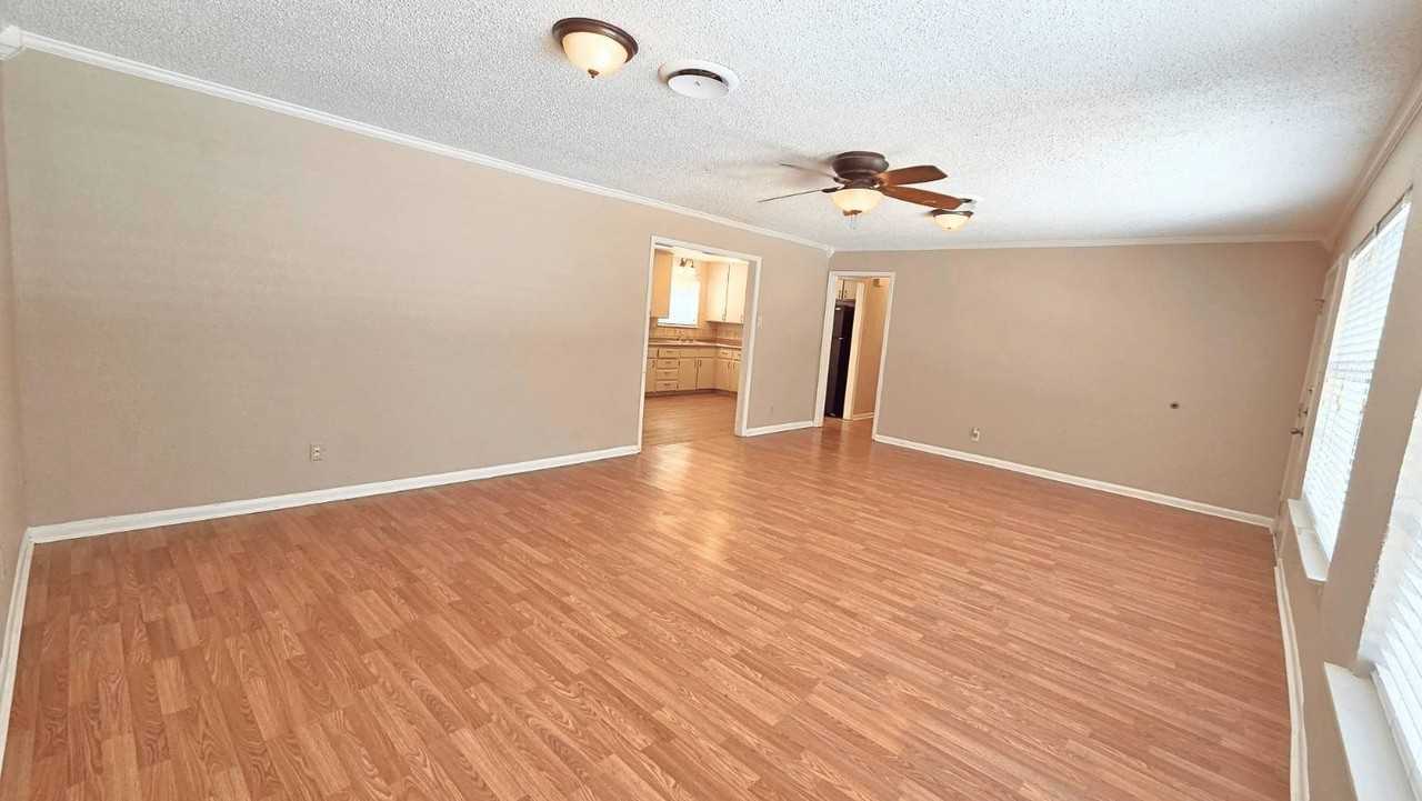 1204 Connell Dr - Photo 5 of 14