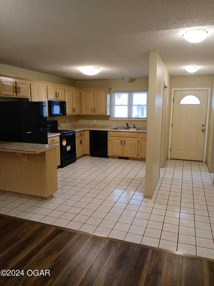 814 S Forest Ave - Photo 2 of 8