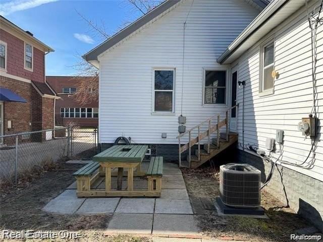 371 E Oakridge St - Photo 4 of 9