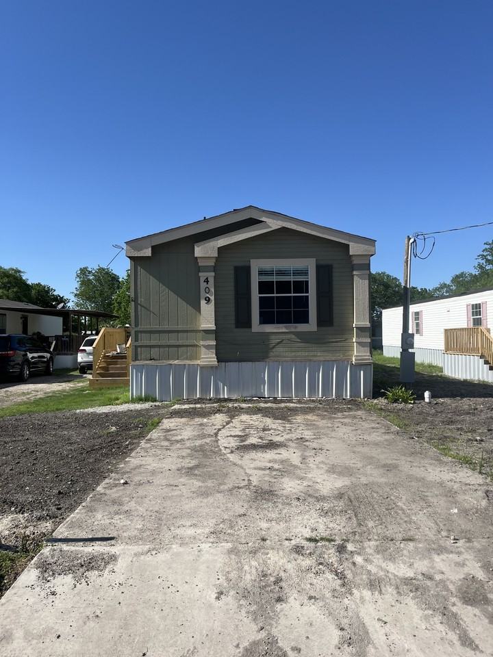 409 E Main St - Photo 4 of 9