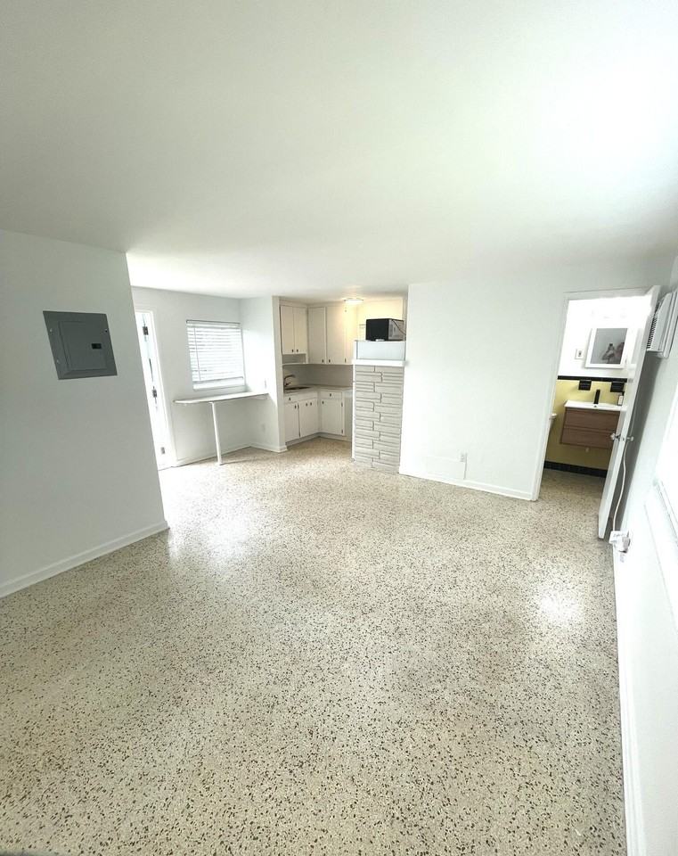 1216 Cabana Rd #5 - Photo 3 of 8