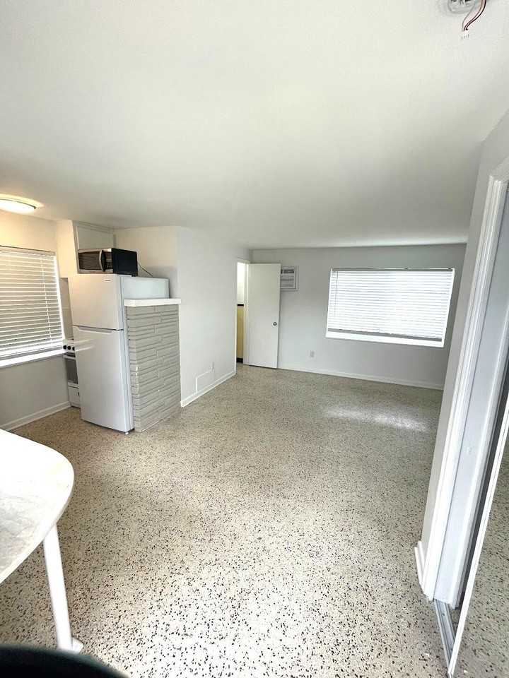 1216 Cabana Rd #5 - Photo 7 of 8