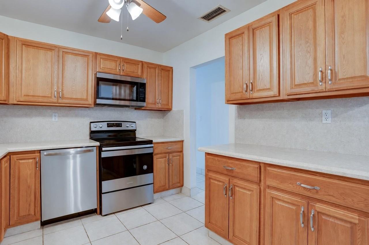 970 Sw 3rd Ave - Photo 3 of 24