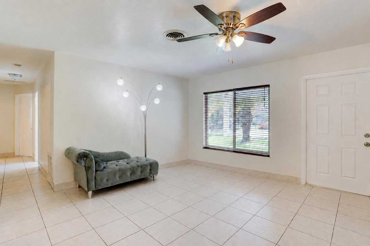 970 Sw 3rd Ave - Photo 5 of 24