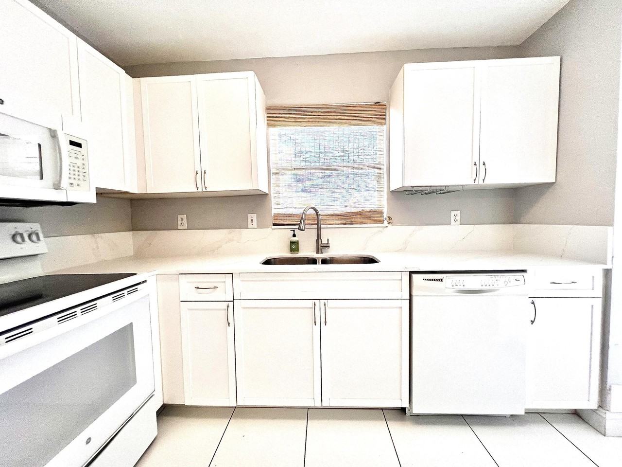 4103 Ne 21st Ter - Photo 4 of 14