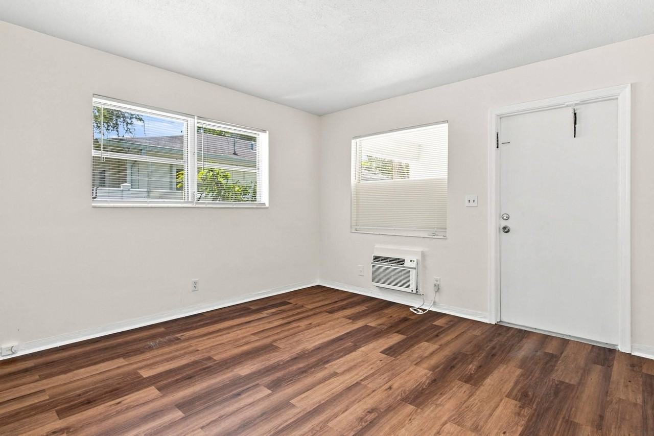 317 N 61st Ter #7 - Photo 4 of 17