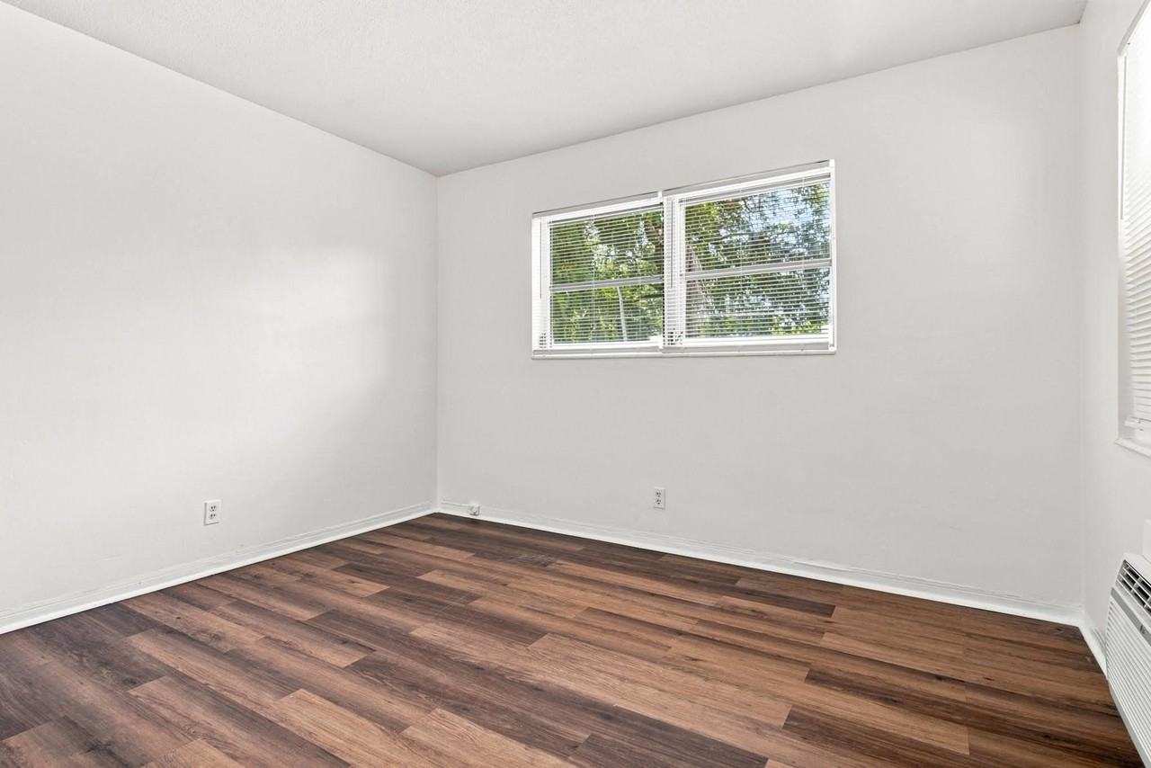 317 N 61st Ter #7 - Photo 5 of 17