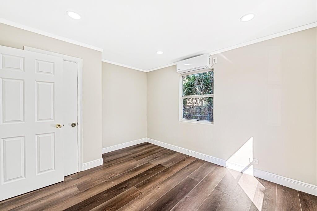 723 21st St #B - Photo 6 of 7